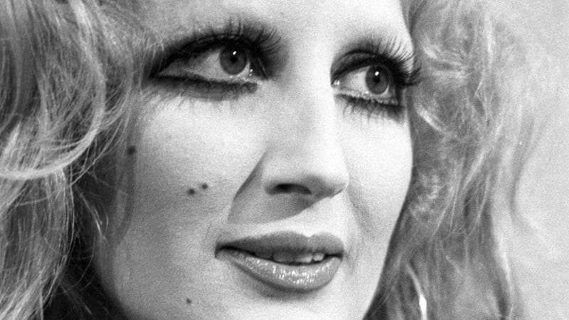 Mina, il nuovo singolo è “Vento di passione” di Pino Daniele