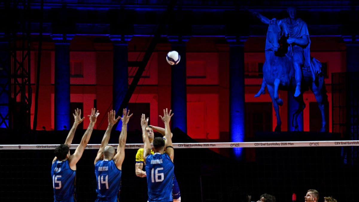 Eurovolley: la pioggia non rovina la festa di Piazza Plebiscito, esordio show dell'Italia