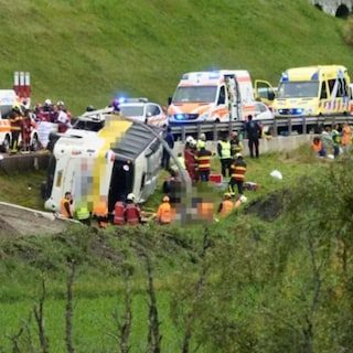 Reisbus kantelt in Zwitserland: meerdere doden en gewonden, 48 Nederlanders aan boord