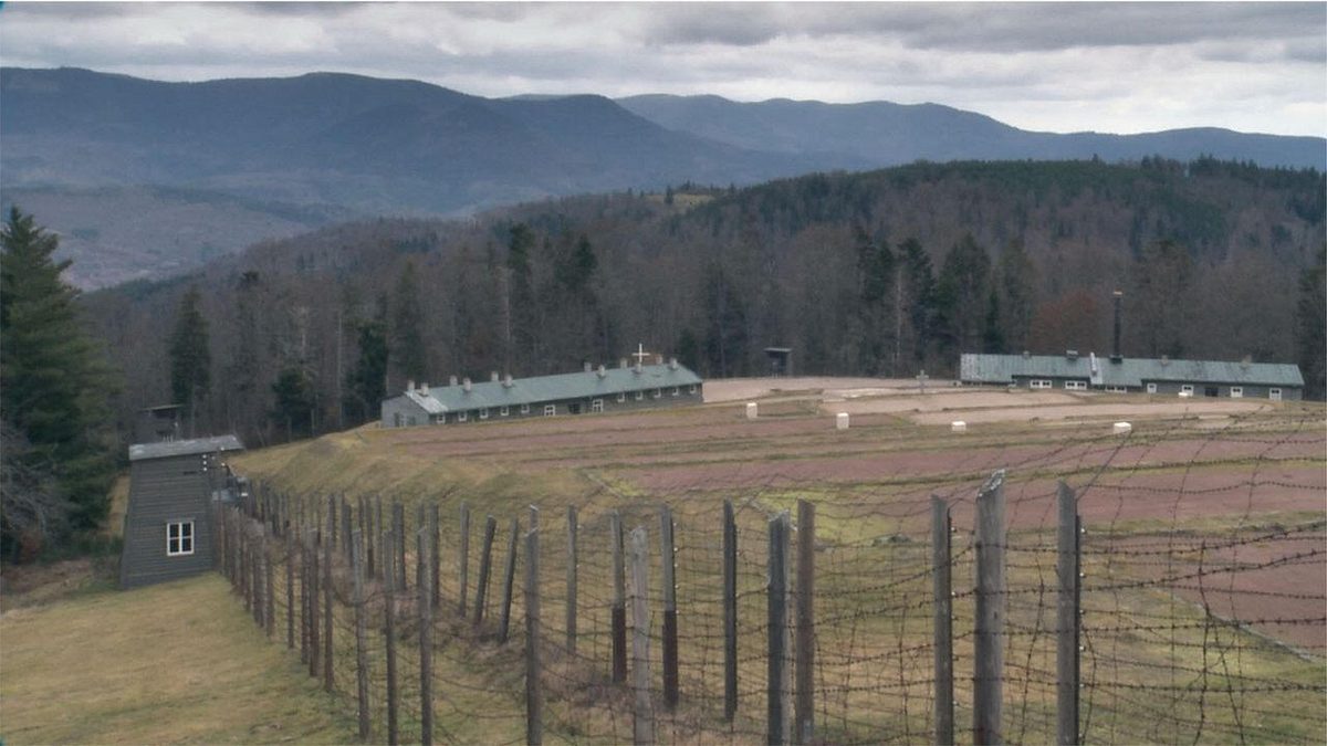Avec “La Ligne bleue”, Marie Dumora filme les mémoires encore vives du camp du Struthof