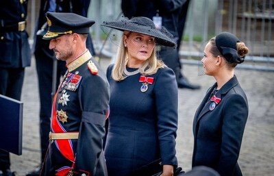 Wie kijkt naar de kleding en juwelen van Mette-Marit ziet iets opvallends