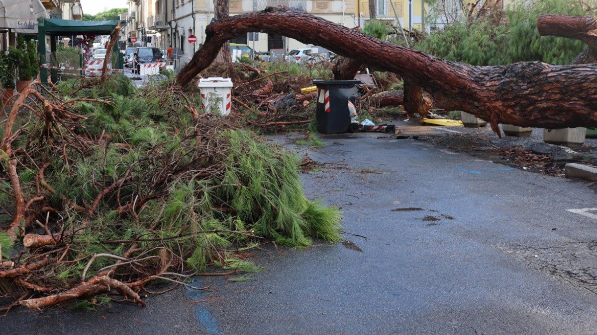 Tromba d’aria rompe una finestra: una scheggia di vetro ferisce a morte un’anziana a Sinalunga (Siena)