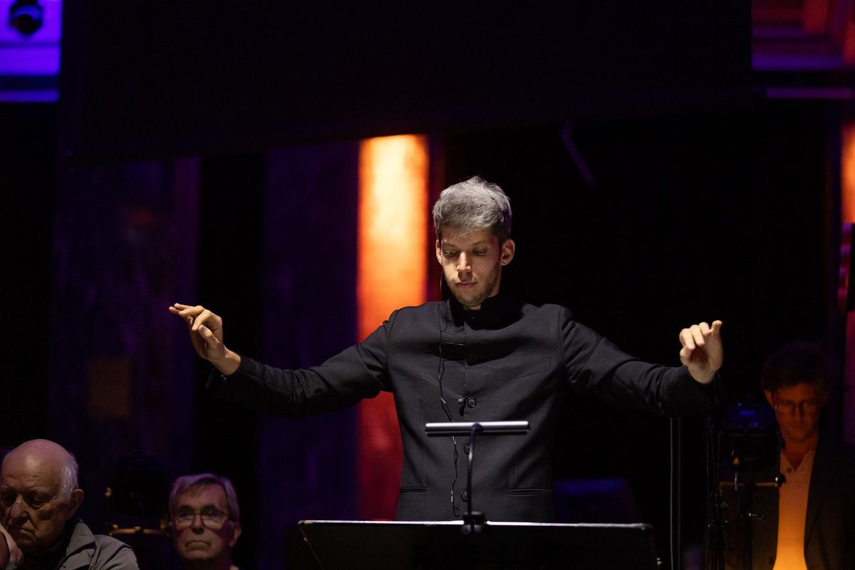 Slått av den gjennomgående intensiteten. Men mot slutten av konserten skjer det noe.