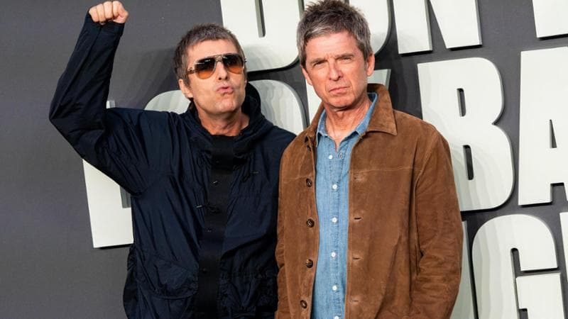 “Don’t look back in anger” e gli Oasis trasformano le sale in un concerto travolgente