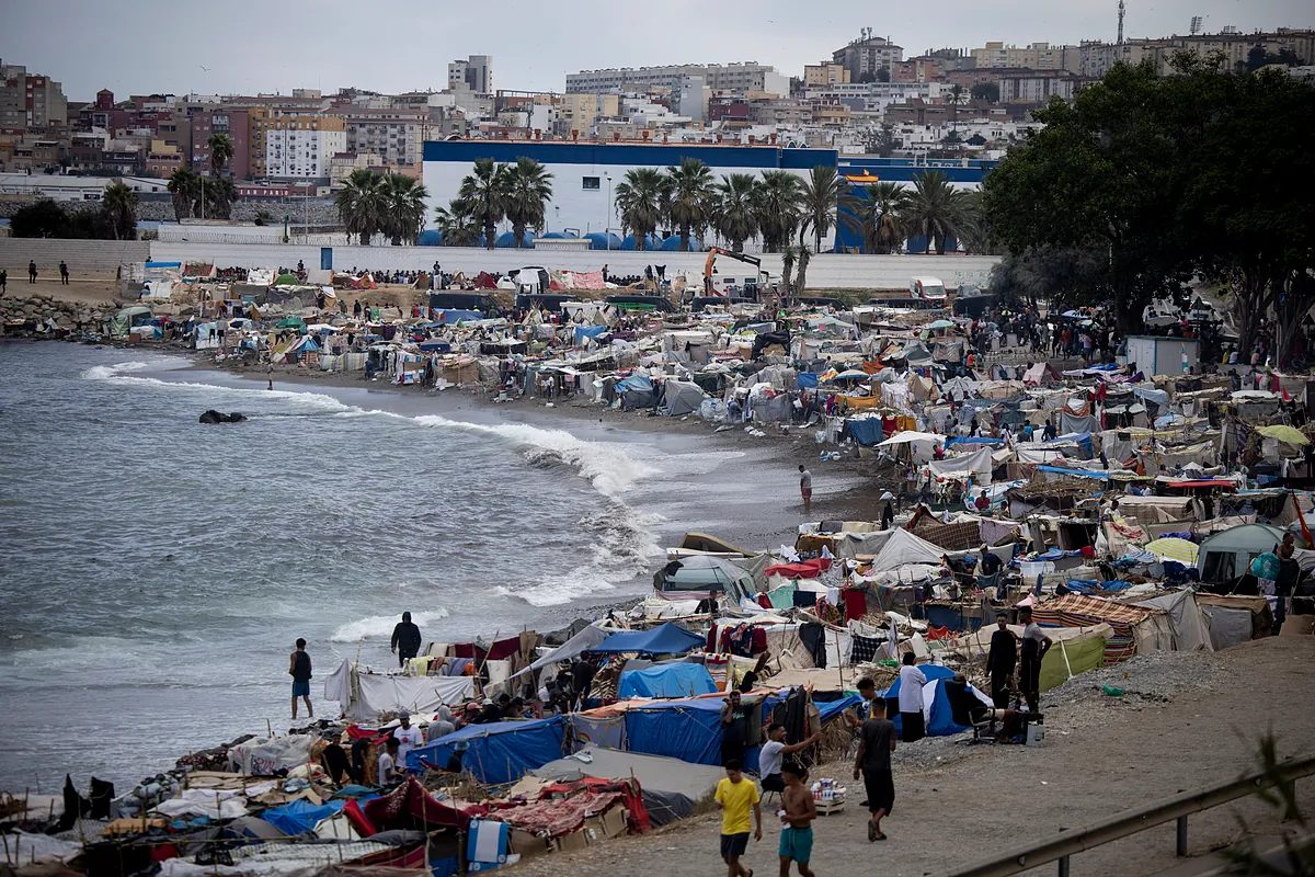 Ya no caben más inmigrantes en el Trampolín mientras el Gobierno prepara otras 1.000 plazas con los informes técnicos e…