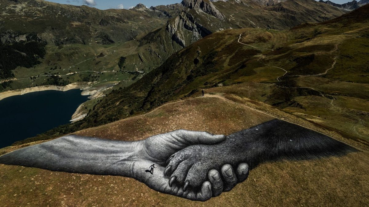 Une fresque géante éphémère inspirée d'un prochain film avec Brad Pitt dévoilée en Savoie par l'artiste Saype