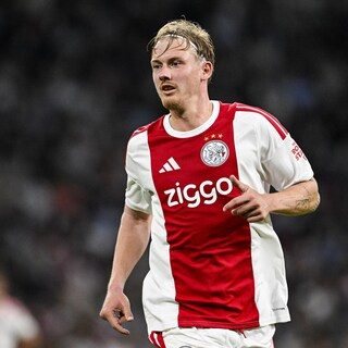 Artiest Brandt neemt Ajax aan de hand in wedstrijd tegen Willem II (5-1)