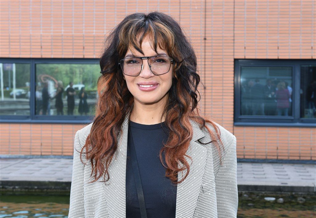 Eva Simons laat zich dopen op plek waar as van haar vader werd uitgestrooid