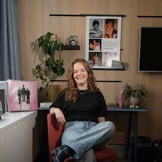 Sarah (24) woont in een hotelkamer en loopt fulltime stage voor 450 euro per maand: ‘Omdat ik nu overzicht heb, durf ik…