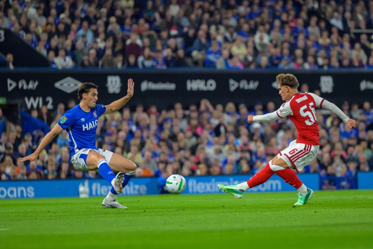 Dowman zwaait met toverstokje voor schitterend Arsenal in League Cup