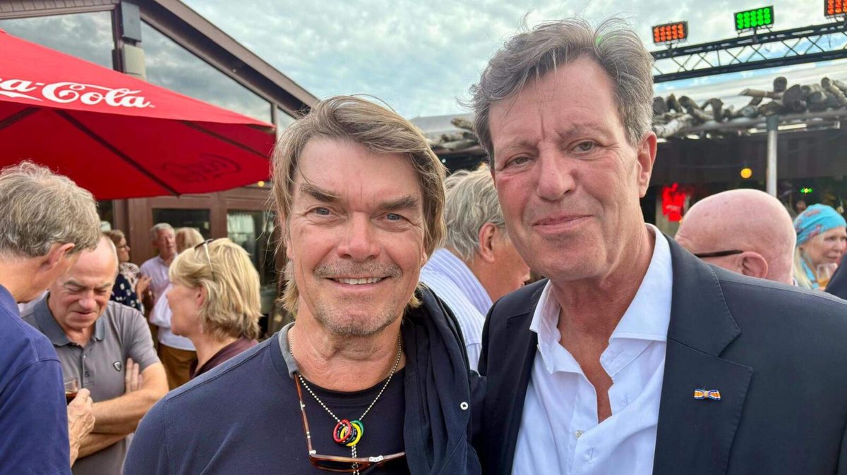 Strandfeest voor bijzonder paar in het jaar van de eerste zilveren homohuwelijken