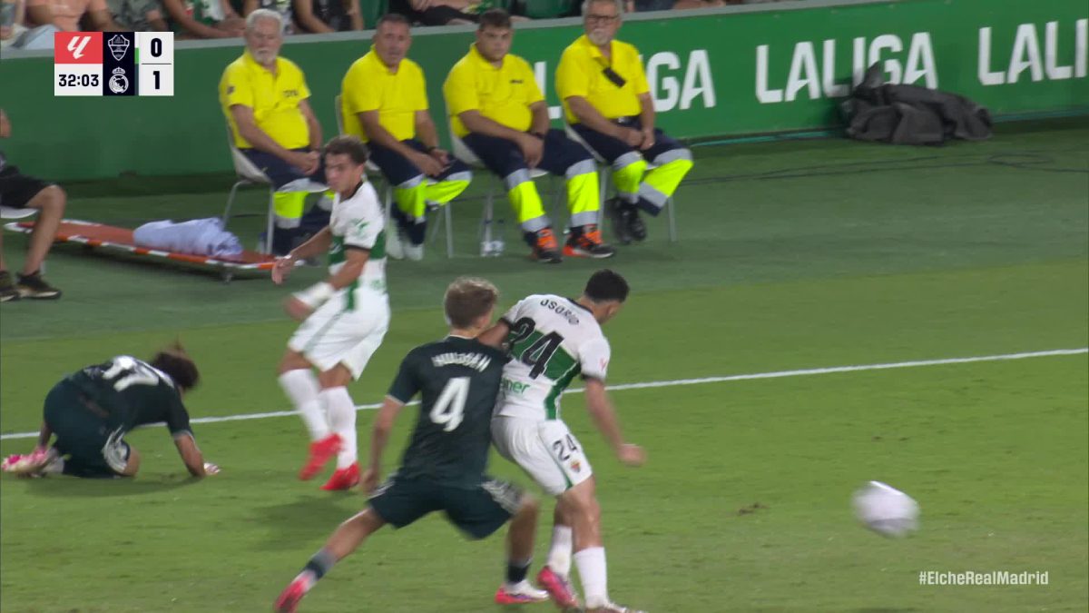 Así fue el codazo de Osorio a Huijsen... que quedó en nada