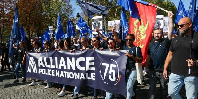 Des policiers manifestent à Paris pour réclamer des hausses de salaires et de meilleures conditions de travail