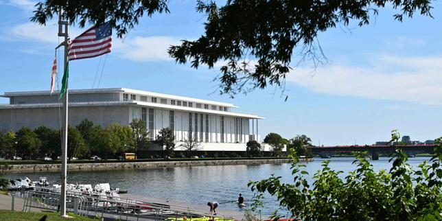 Donald Trump menace de ne pas rouvrir le Kennedy Center si son nom n’y est pas apposé, le conseil d’administration le s…