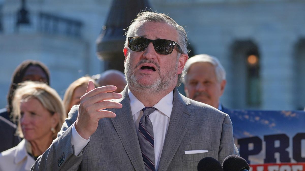 College sports bill clears first major hurdle in the Senate