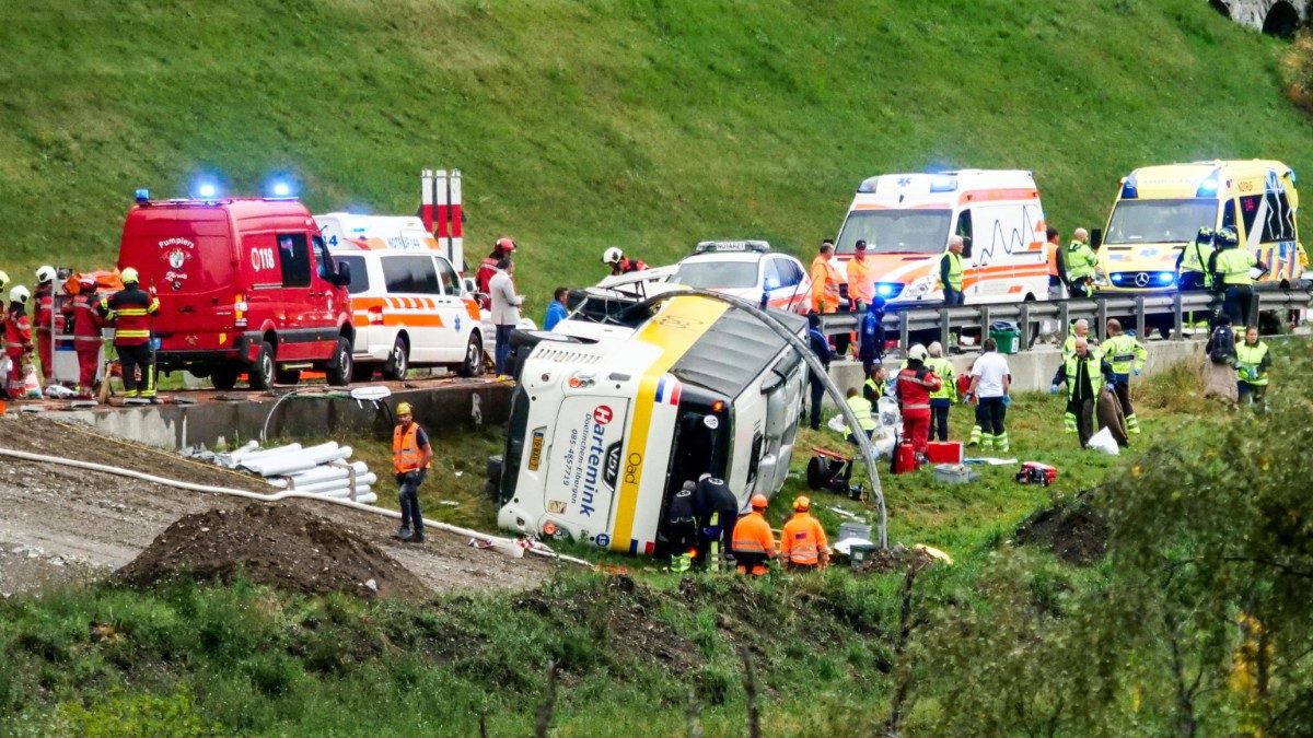 Pullman turistico fuori strada in Svizzera, diversi morti e feriti. La Farnesina sta verificando la presenza di italiani