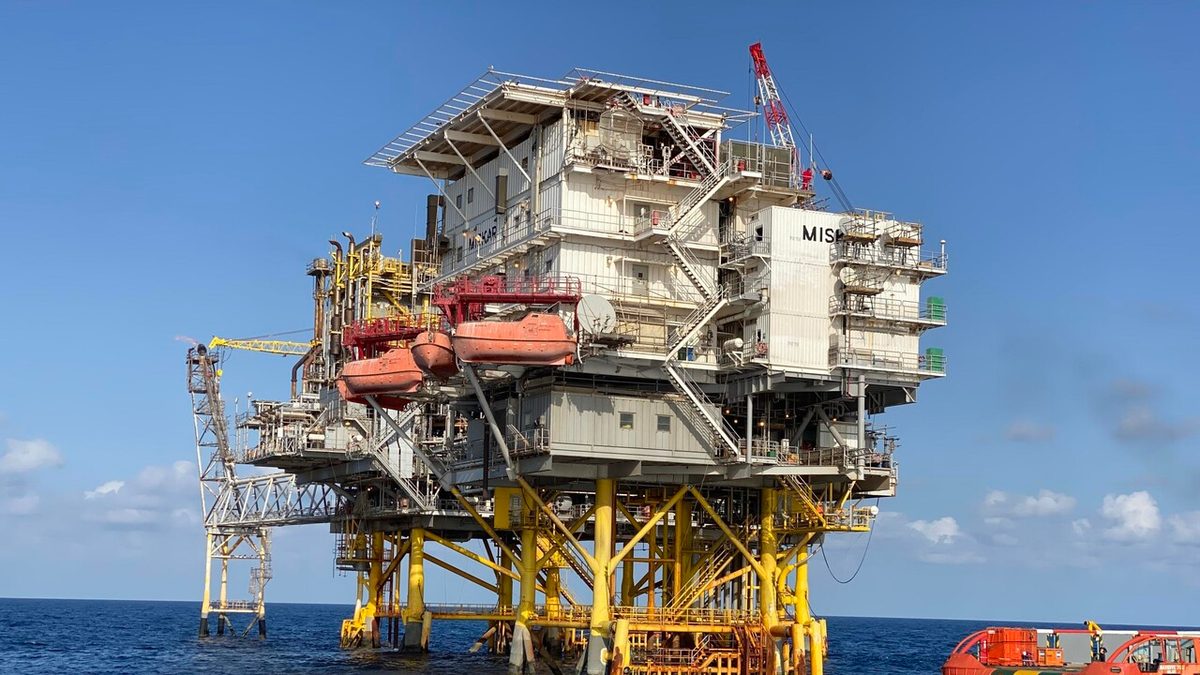 Prorogato taglio accise. Meloni, 'commissari per produrre più gas e petrolio'