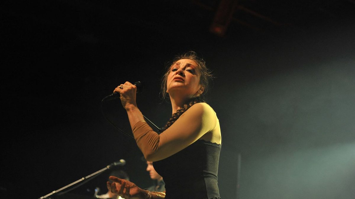 "Une chanteuse exceptionnelle", "un amour de la liberté", "une reine"... Les réactions après l'annonce de la mort de Ca…