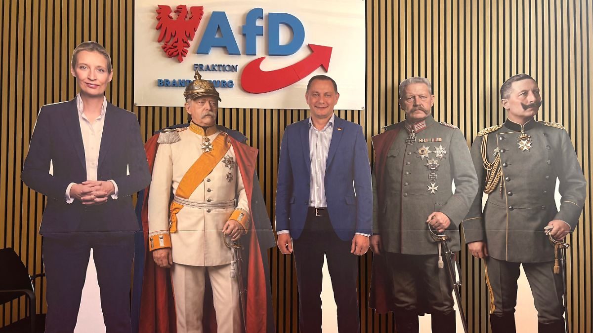 Fragwürde Pappfiguren in Potsdam: AfD holt Bismarck, Hindenburg und Wilhelm II. ins Parlament