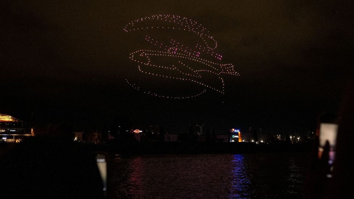 Drohnenshow im Hafen: Leuchtendes Fischbrötchen über Hamburg