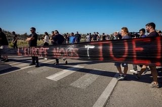Hausse des prix du carburant : une centaine de pêcheurs bloquent un dépôt pétrolier à Frontignan, dans l’Hérault