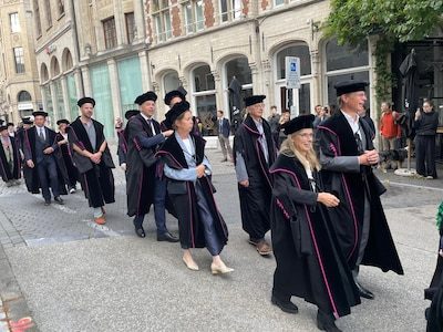 KU Leuven trapt academiejaar af met stoet der togati: ook Pro-Palestijnse actievoerders aanwezig, politie houdt oogje i…