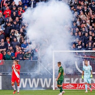 Stadionverbod voor achttien FC Utrecht-fans die met vuurwerk en bekers gooiden