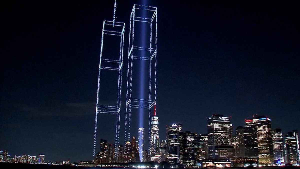 Gedenken an 11. September - Drohnen malen Twin-Towers in den Himmel