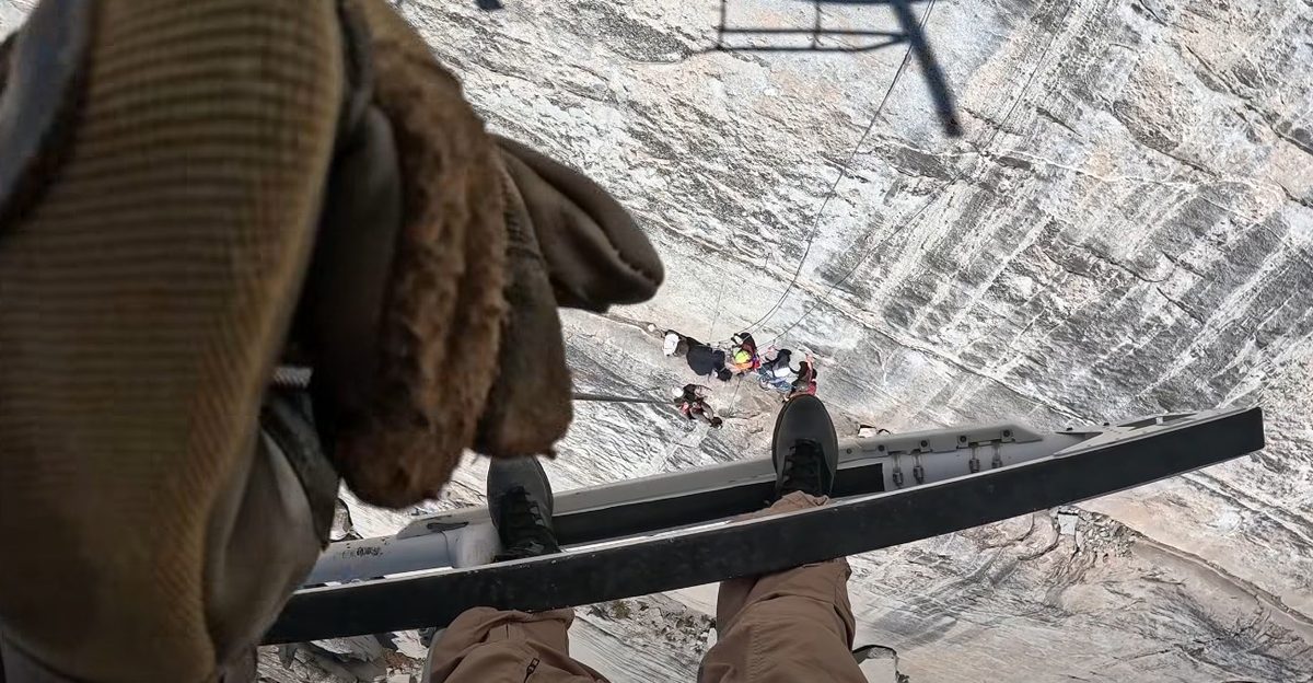 VÍDEO: Alpinista ferido é resgatado por helicóptero em paredão de mais de 200 metros na Califórnia