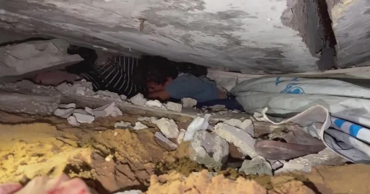 A Gaza crolla un edificio lesionato dopo i bombardamenti: i soccorritori al lavoro